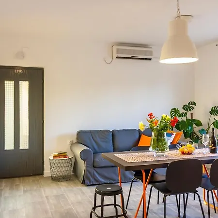 Angelina's Garden Place, Max 6 Persons, Near Pula Apartment Marčana