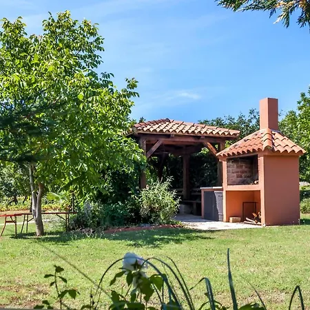 Apartment Angelina's Garden Place, Max 6 Persons, Near Pula *