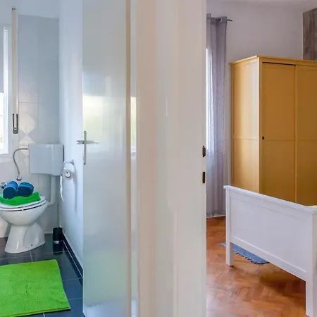 Angelina's Garden Place, Max 6 Persons, Near Pula Apartment