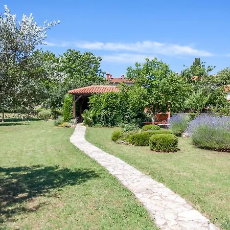 Angelina's Garden Place, Max 6 Persons, Near Pula Apartment