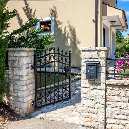 Angelina's Garden Place, Max 6 Persons, Near Pula *