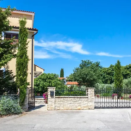 Angelina's Garden Place, Max 6 Persons, Near Pula Apartman