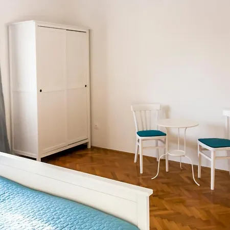 Angelina's Garden Place, Max 6 Persons, Near Pula Apartment Marčana