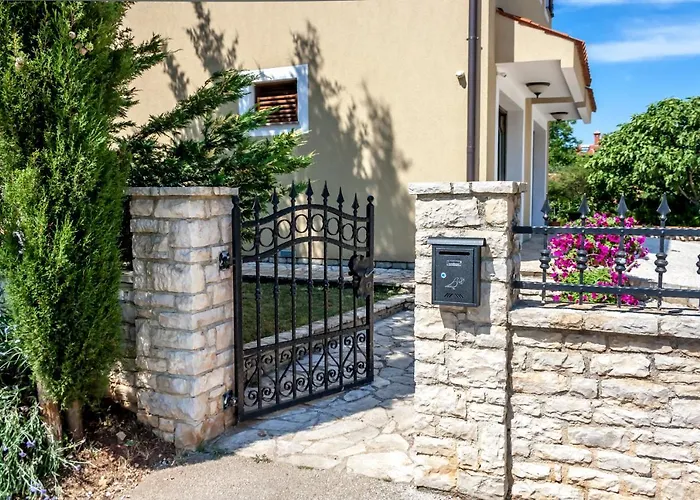 Angelina's Garden Place, Max 6 Persons, Near Pula *